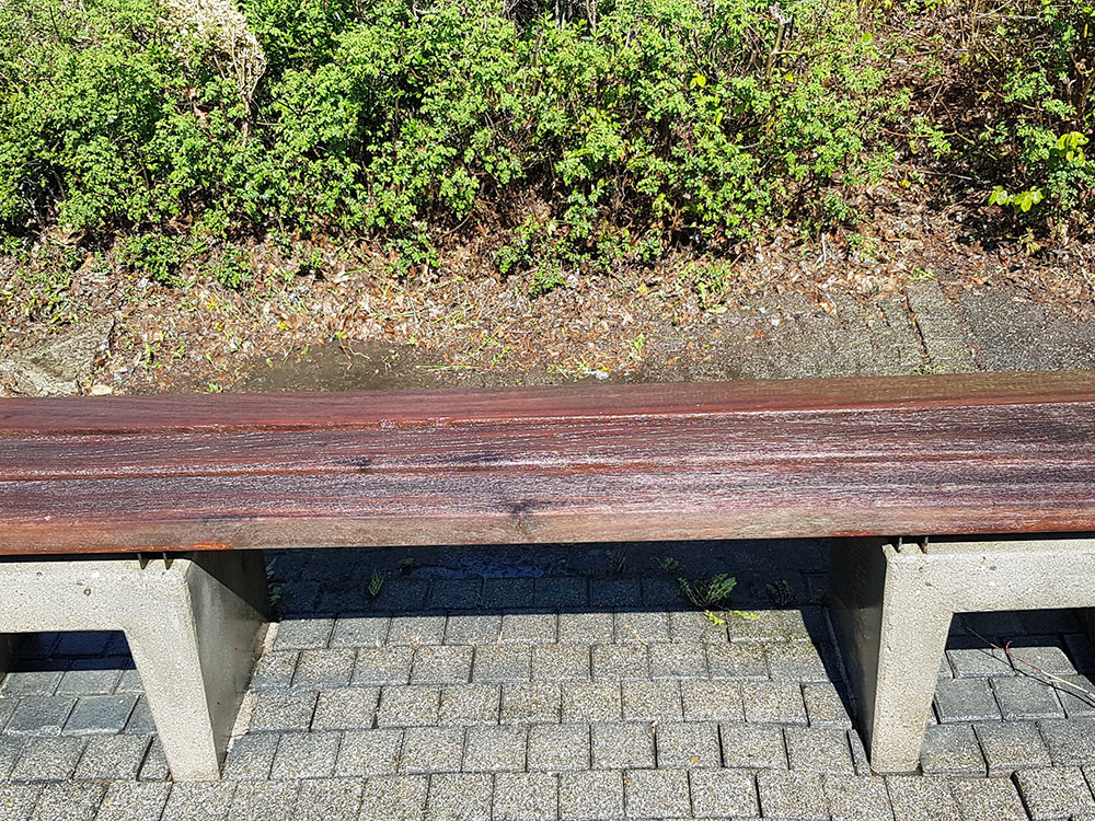 Bank und Platz reinigen