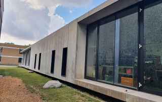 Reinigung einer Schulfassade