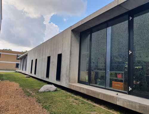 Reinigung des Außenbereichs einer Schule