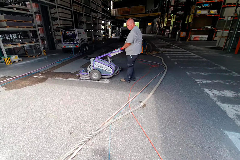 Beseitigung von Fahrbahnmarkierungen Entfernung von Straßen Markierungen oder Markierung in Fabrikhallen